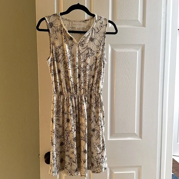 French Grey flower print dress. Small. 95% Poly 5%Spandex.